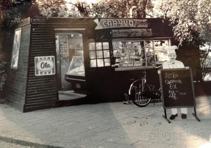 Snackhouse Twins na 1968.JPG - Snackhouse Twins was begonnen in een caravan op de hoek van de Filips van Bourgondielaan – Ridderschapslaan en is voor 1968 verhuisd naar de andere hoek van de straat in een houten gebouwtje. Nu is de zaak uitgebouwd tot een modern klein Snackbarretje waar je heerlijke snacks kunt halen. Opname na 1968.